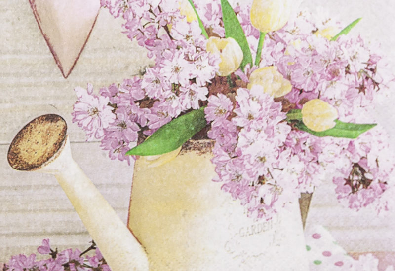 Gieskanne mit Blümchen,gelb, lili, violet, magenta,elbe Blumen, Somme, Frühling
